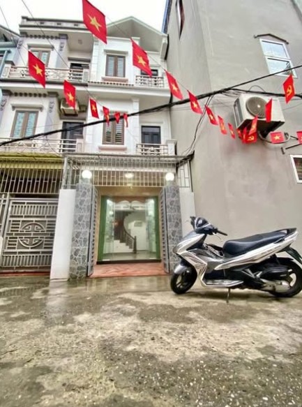 NHÀ 3 TẦNG SÂN CỔNG PHÙ NGHĨA TRUNG TÂM GẦN TRƯỜNG CHỢ